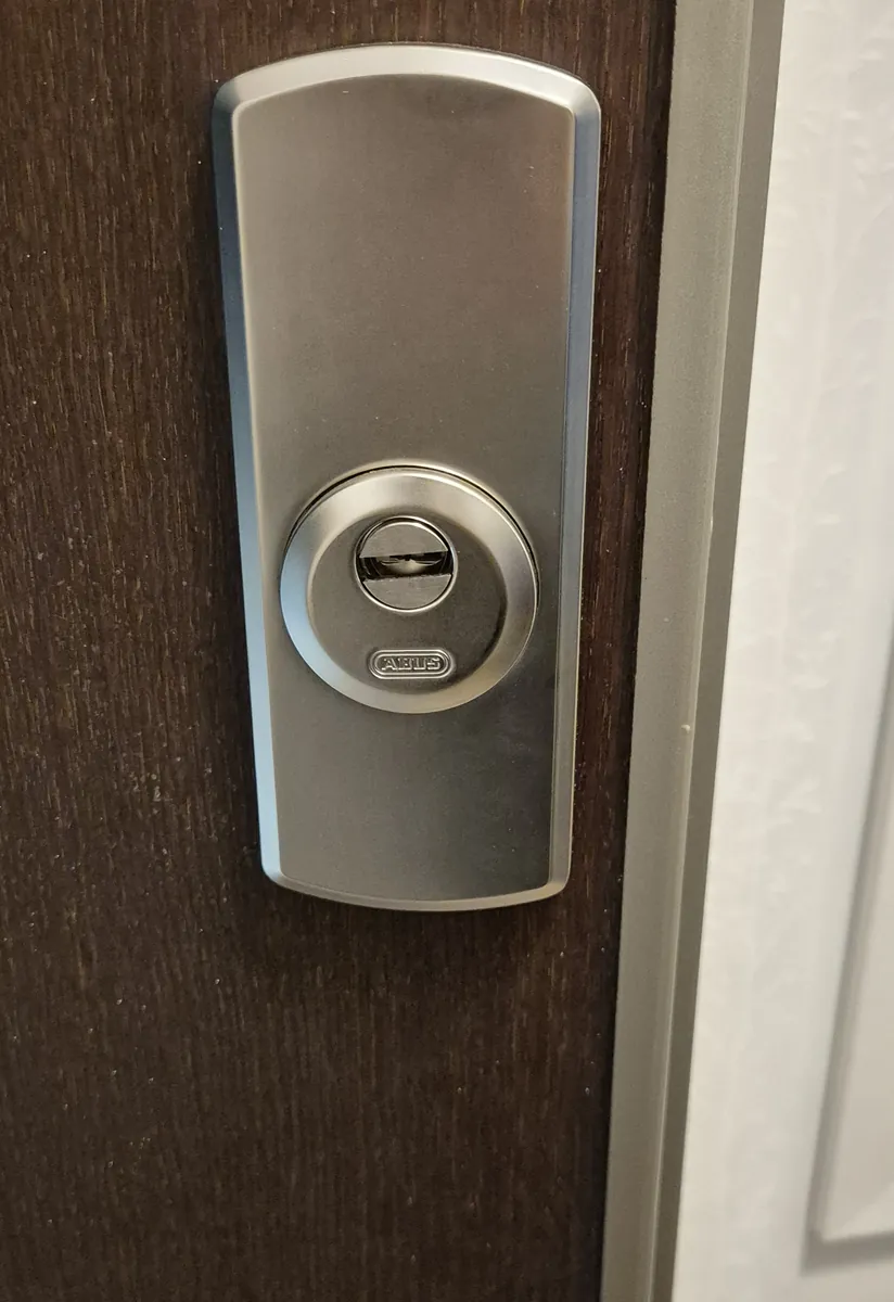 Escudo de seguridad instalado sobre una puerta de madera