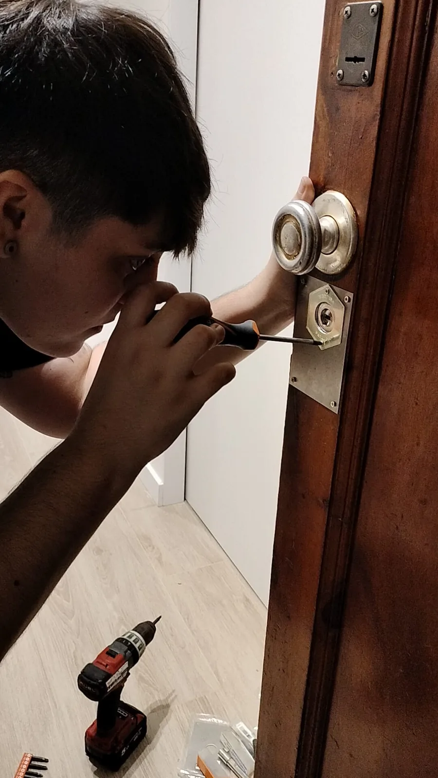 Profesional realizando un ajuste de cerradura durante un servicio a domicilio