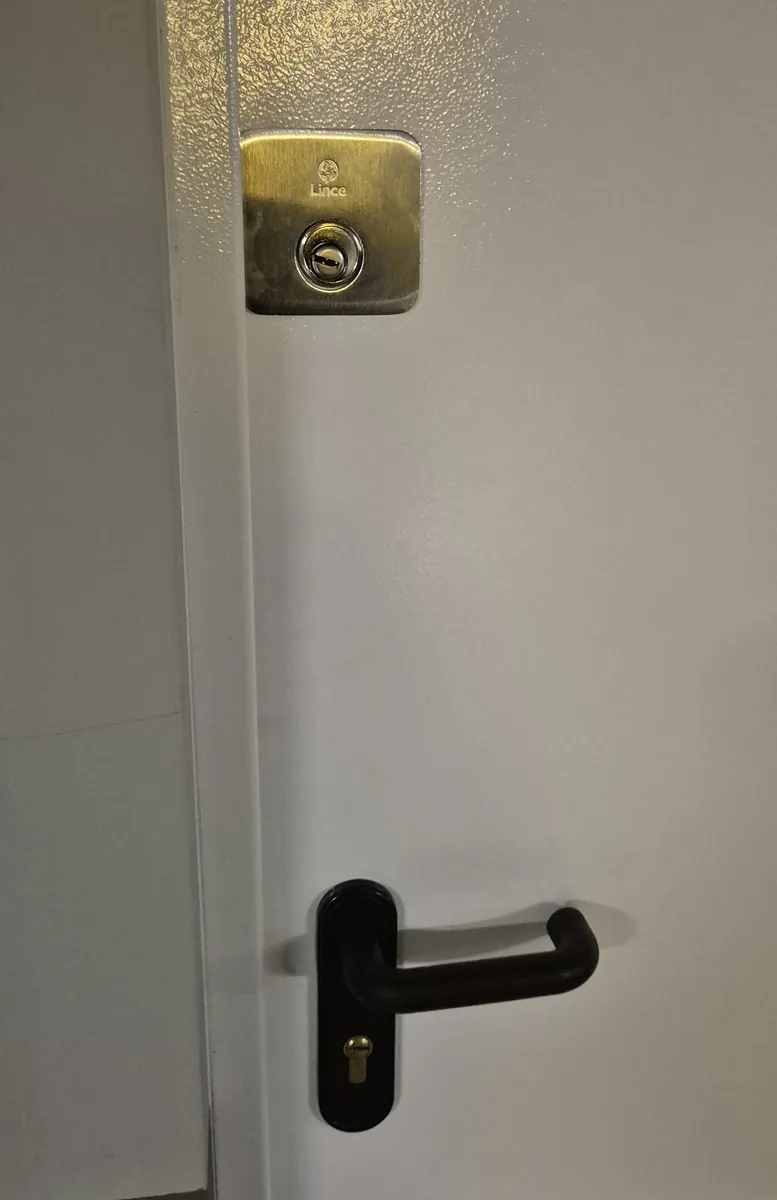 Puerta reforzada con cierre adicional y manilla de acceso